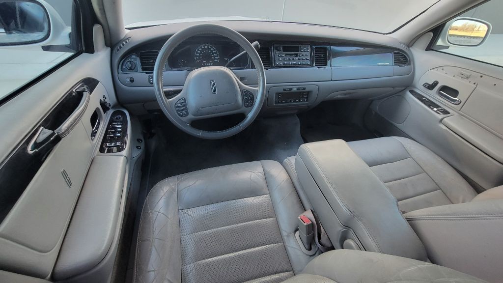 2001 Lincoln Town Car Image 11