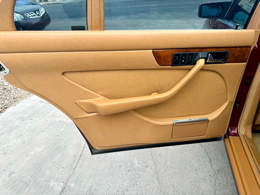 1985 Mercedes-Benz 500 Image 14