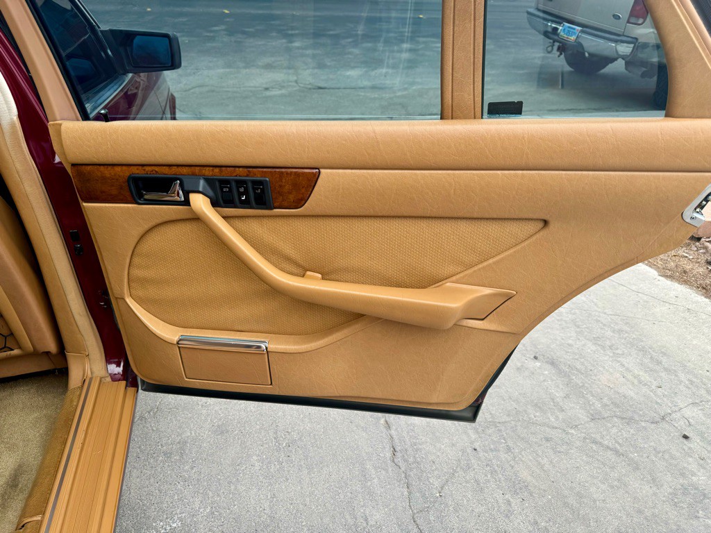 1985 Mercedes-Benz 500 Image 17