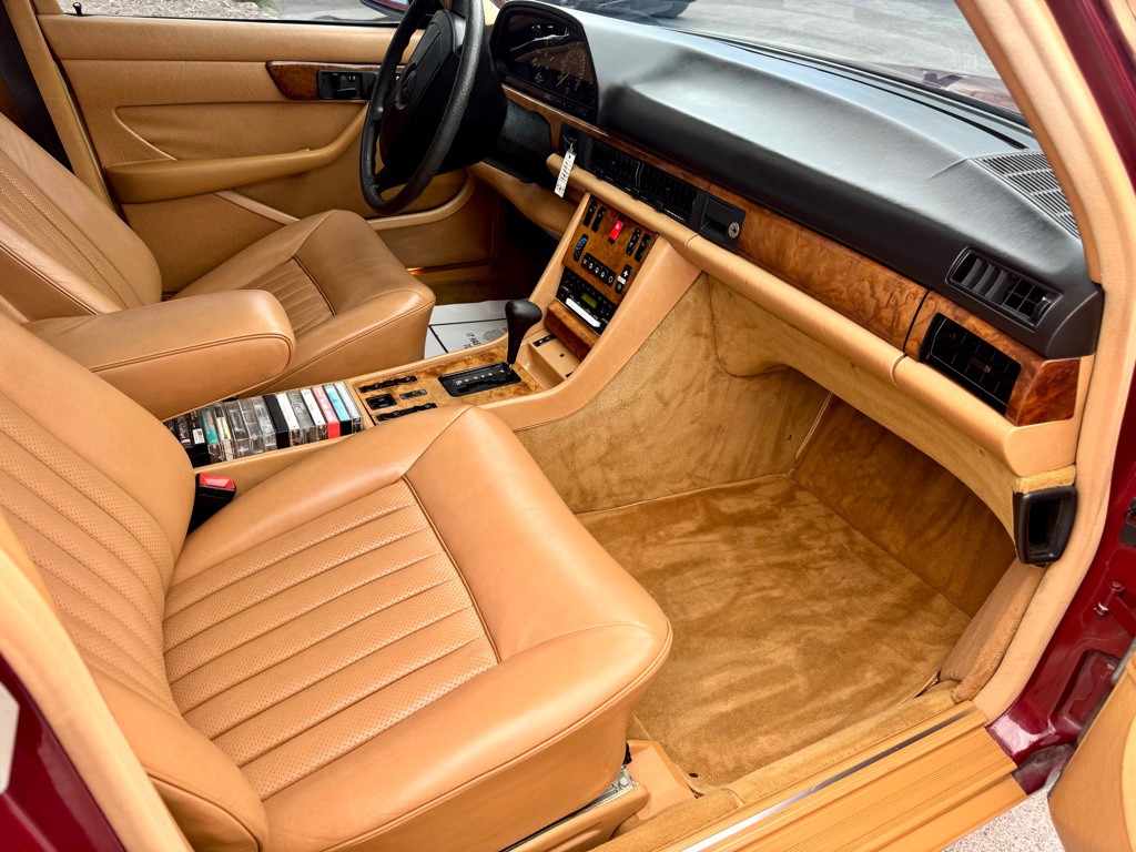 1985 Mercedes-Benz 500 Image 24