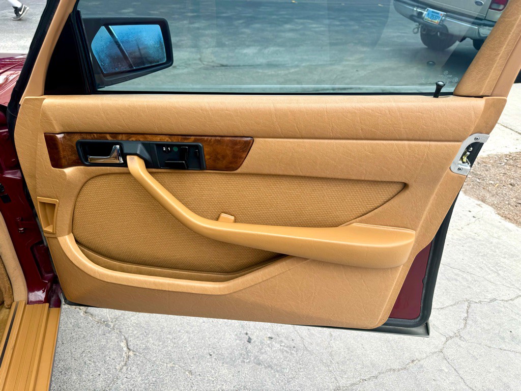 1985 Mercedes-Benz 500 Image 25