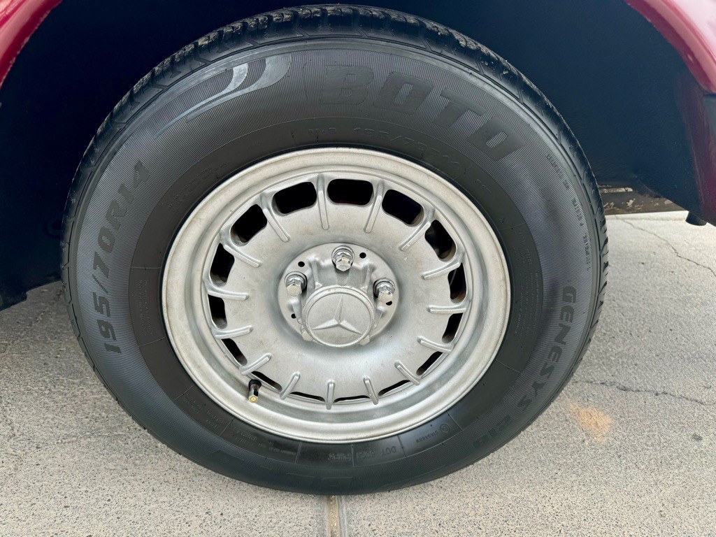 1985 Mercedes-Benz 500 Image 39