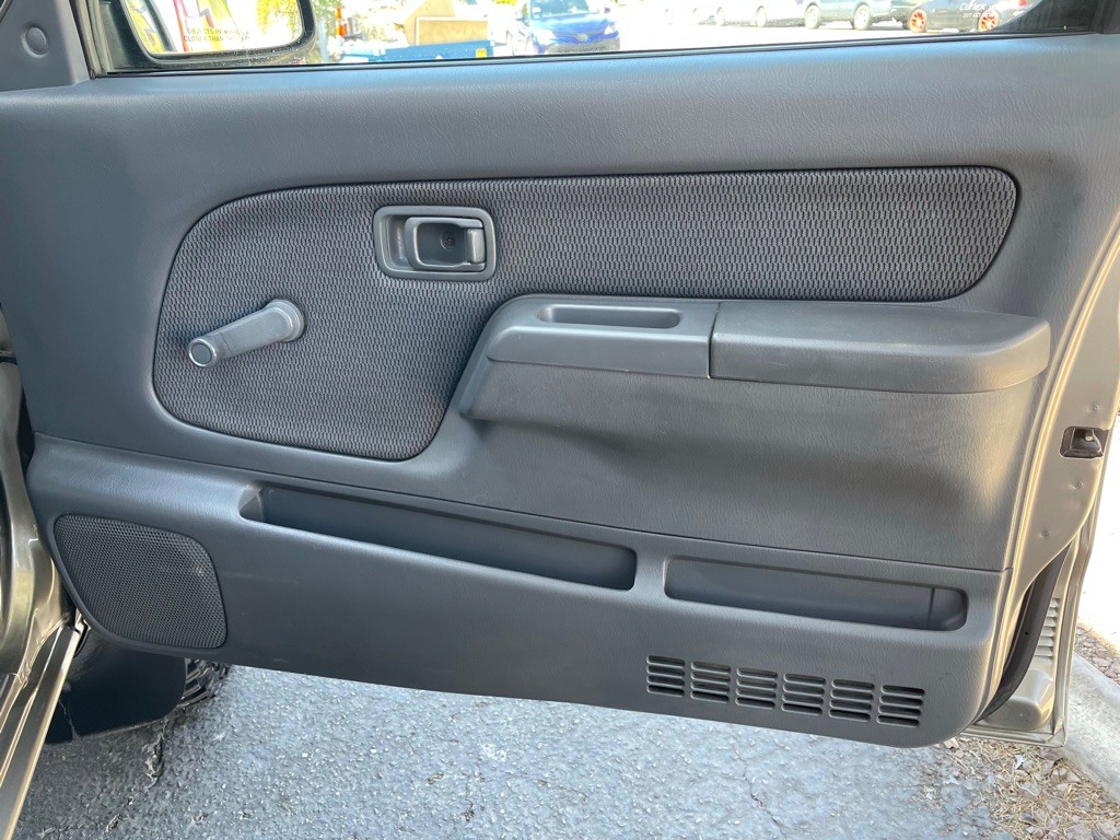 2003 Nissan Frontier Image 23