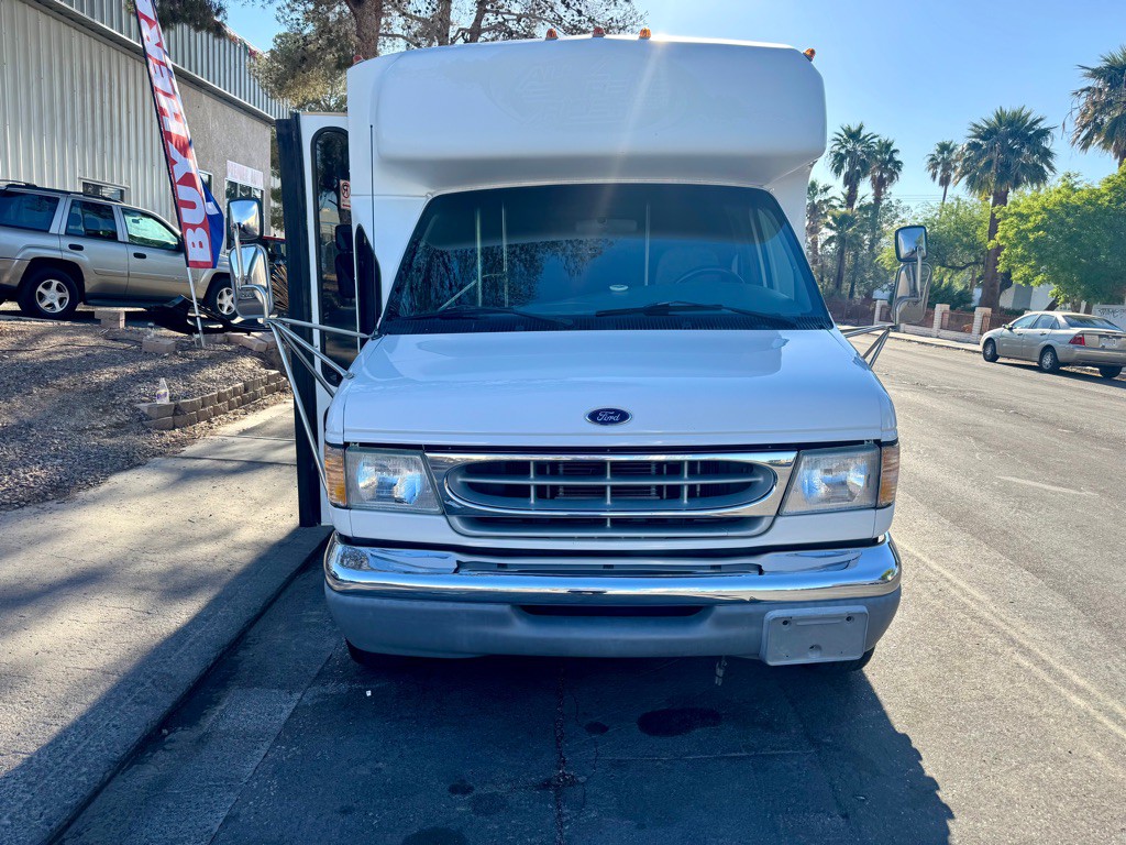2002 Ford Econoline Image 2