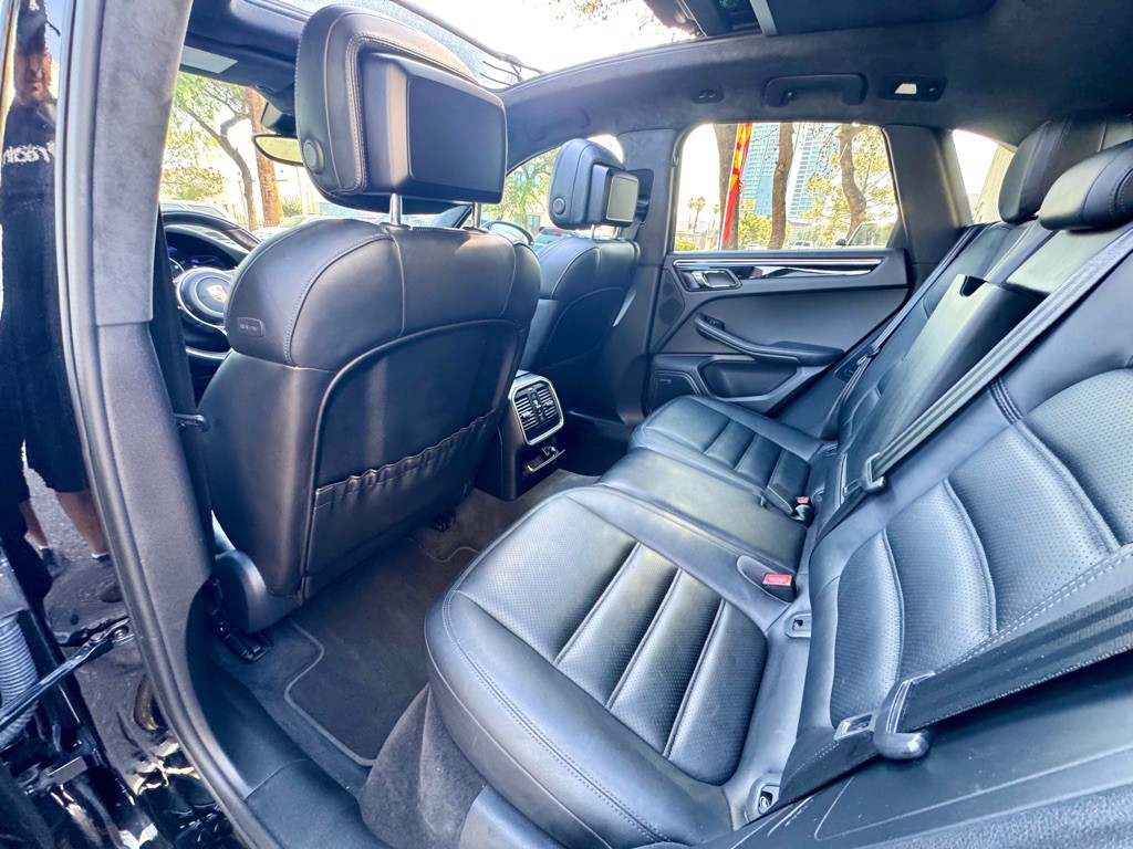 2016 Porsche Macan Image 18
