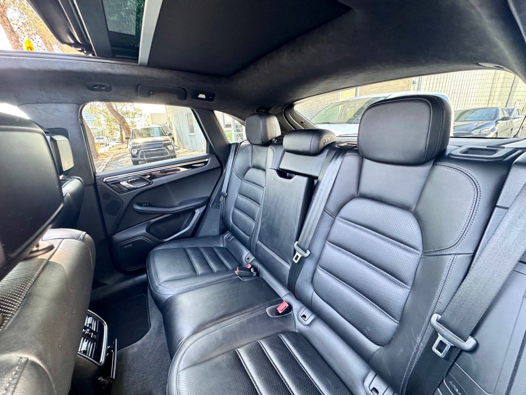 2016 Porsche Macan Image 21