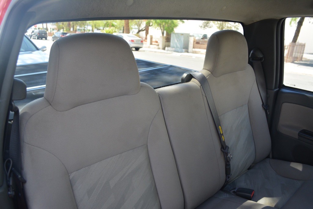 2004 Chevrolet Colorado Image 17