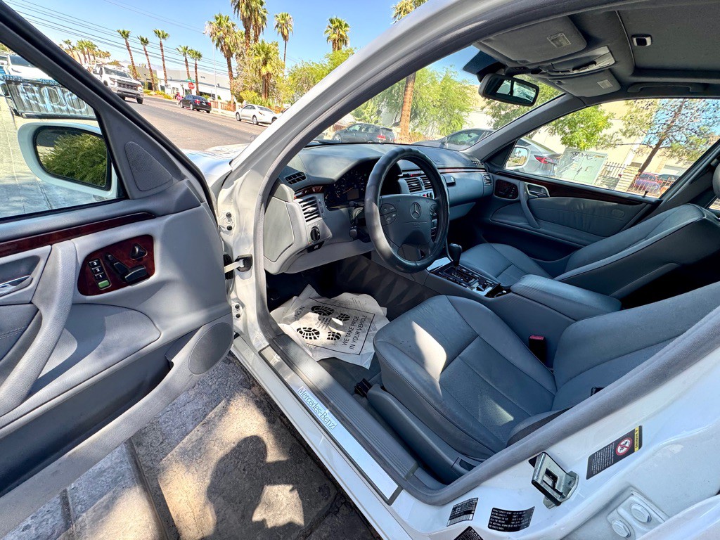 2000 Mercedes-Benz E-Class Image 10