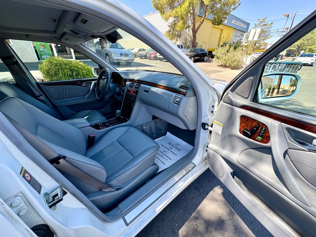 2000 Mercedes-Benz E-Class Image 19
