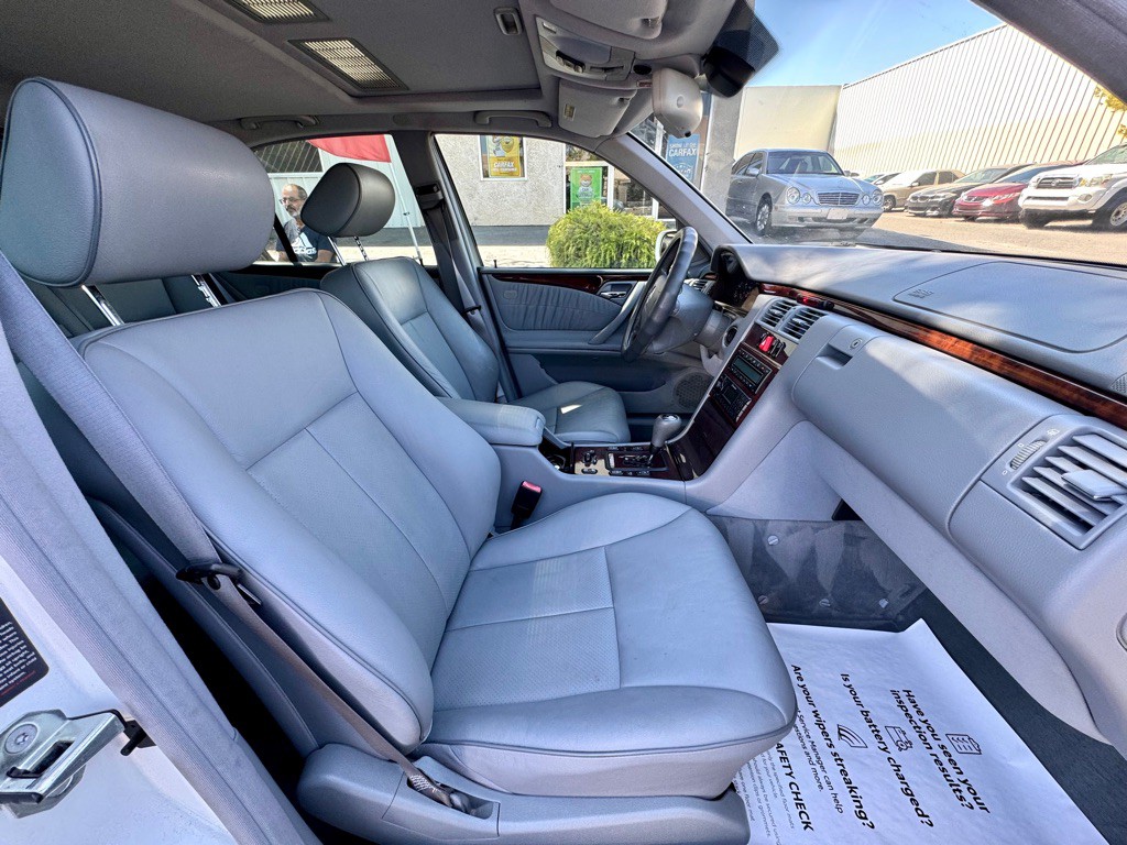 2000 Mercedes-Benz E-Class Image 21