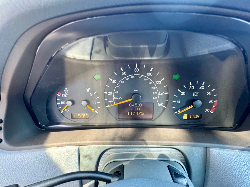 2000 Mercedes-Benz E-Class Image 24