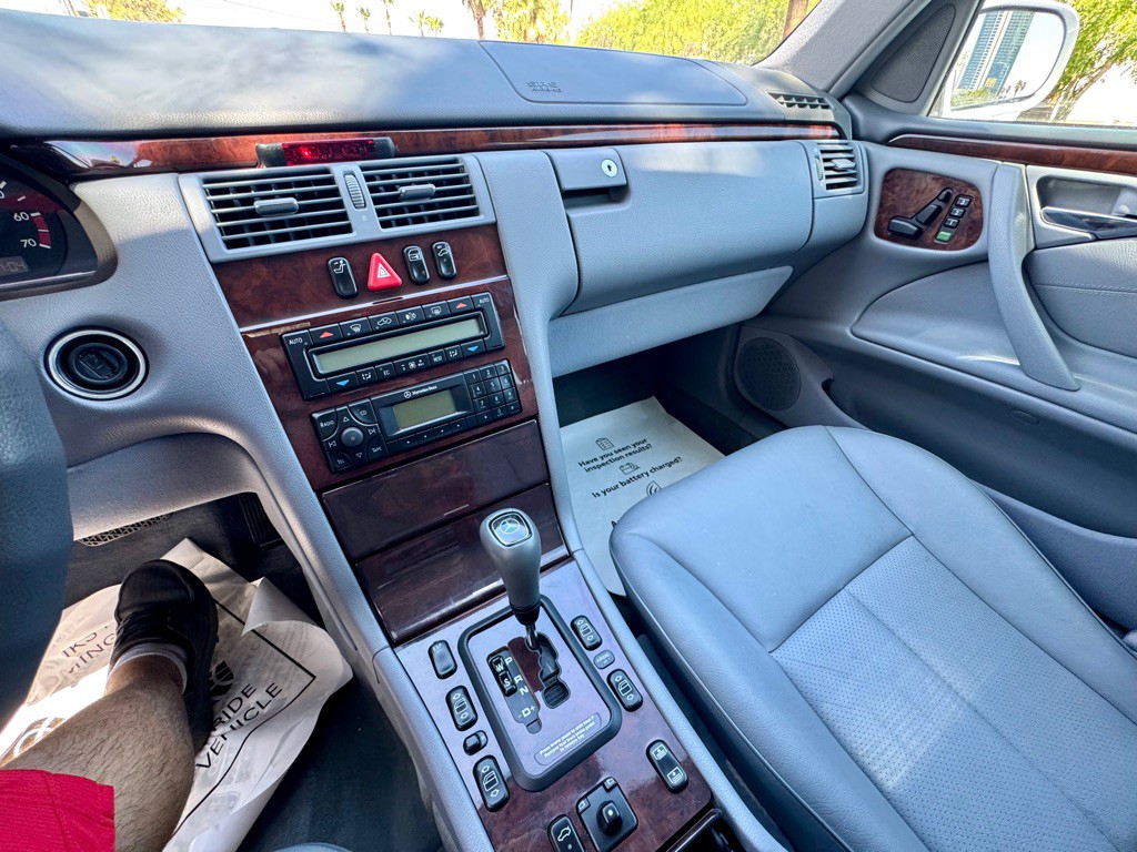 2000 Mercedes-Benz E-Class Image 25