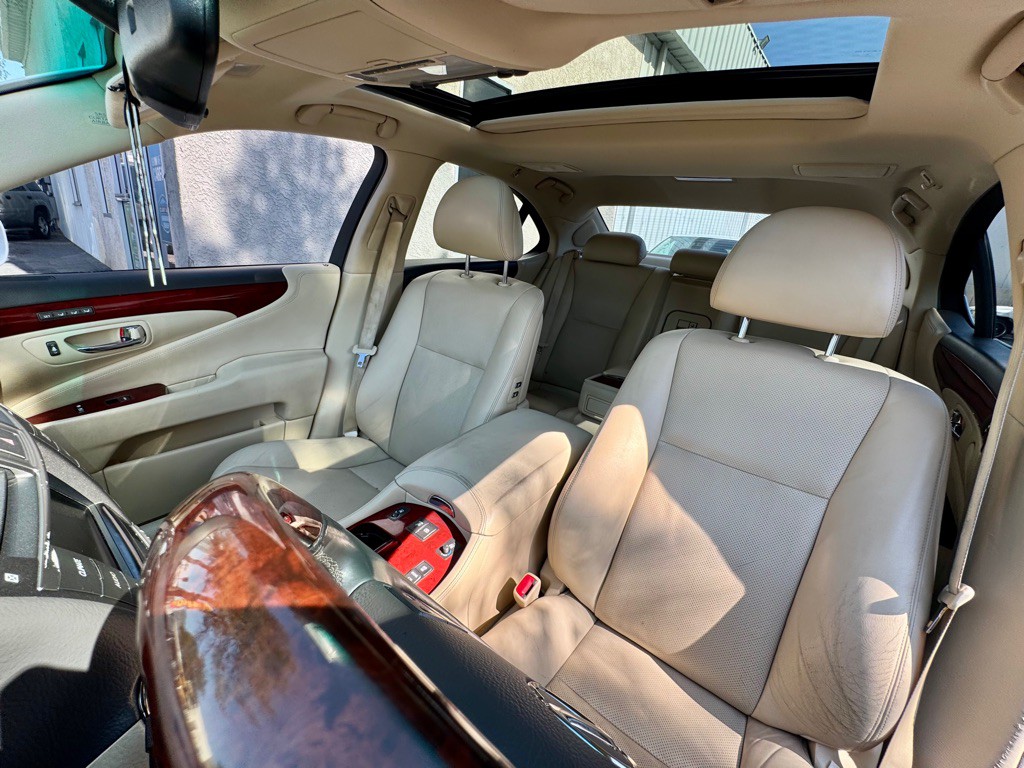 2012 Lexus LS Image 11