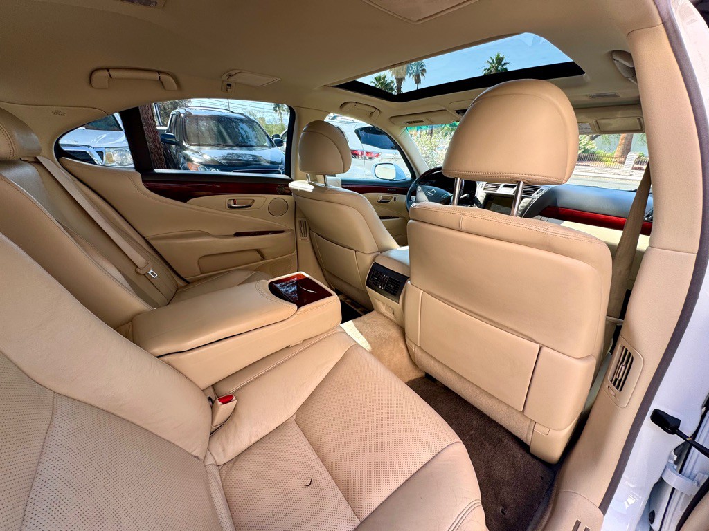 2012 Lexus LS Image 18