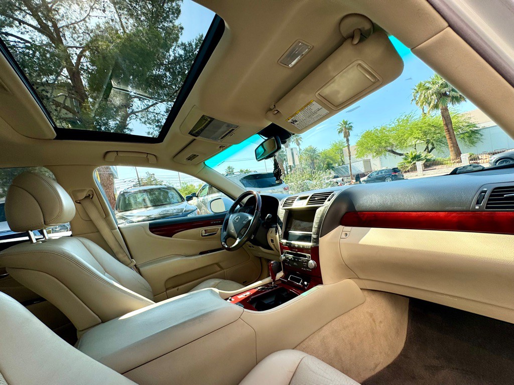 2012 Lexus LS Image 20