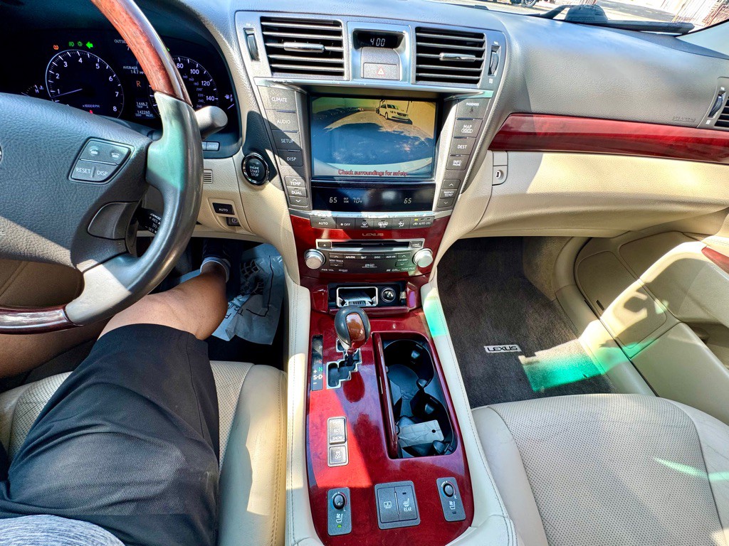 2012 Lexus LS Image 21