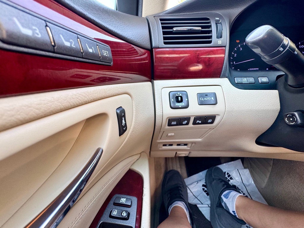 2012 Lexus LS Image 22