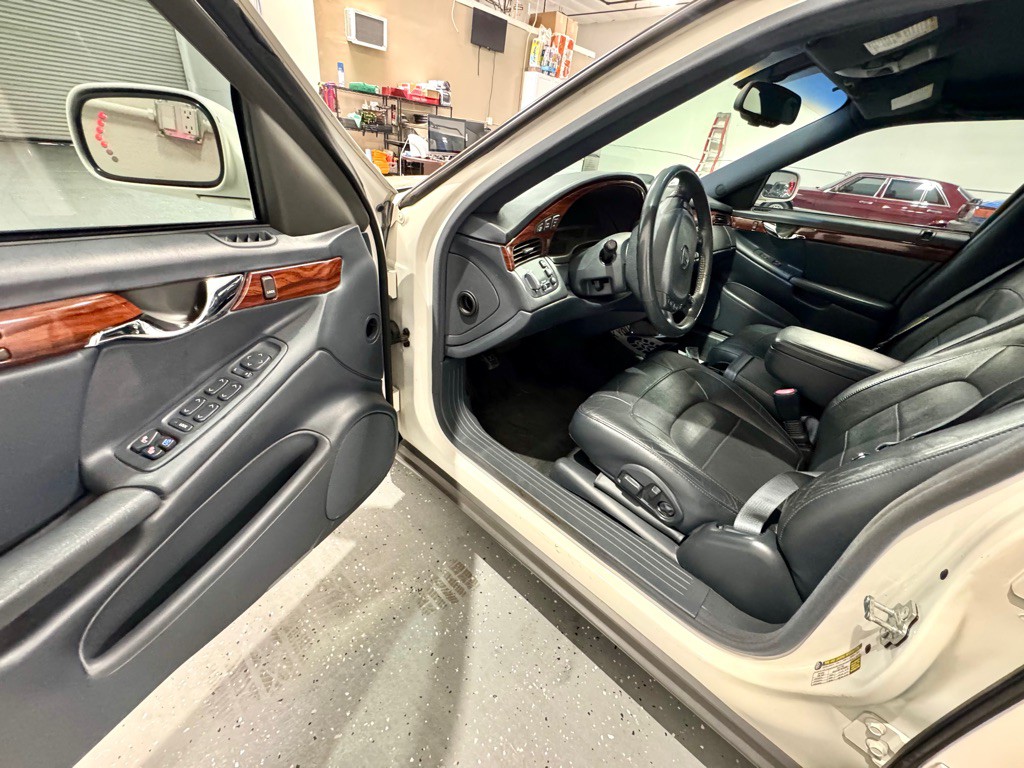 2004 Cadillac DeVille Image 9