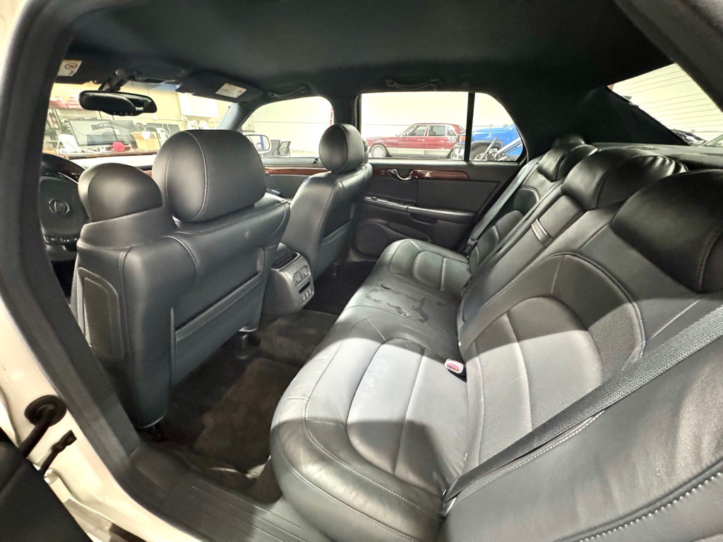 2004 Cadillac DeVille Image 10
