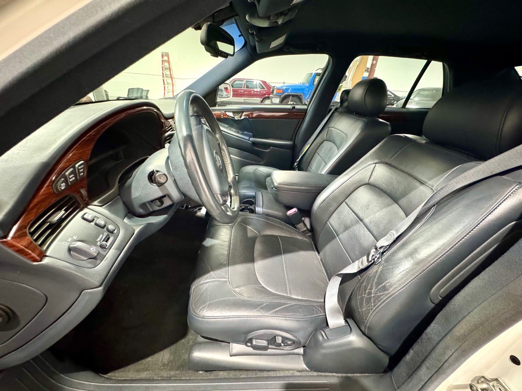 2004 Cadillac DeVille Image 12