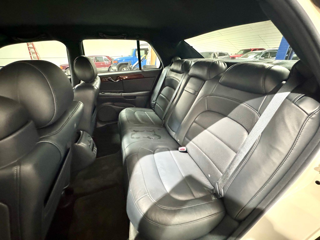 2004 Cadillac DeVille Image 13