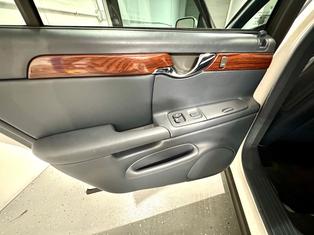 2004 Cadillac DeVille Image 14