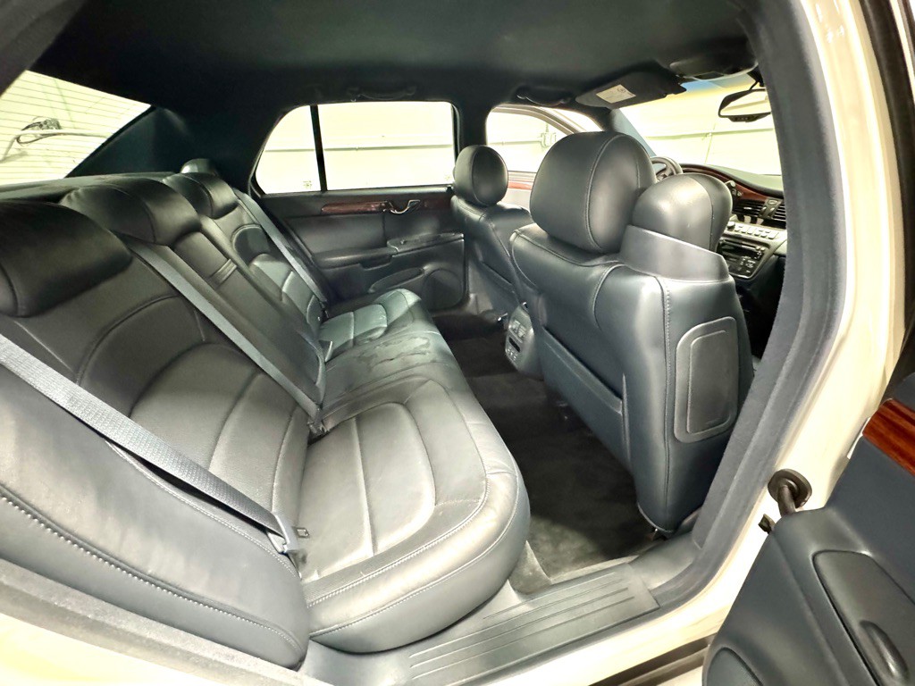 2004 Cadillac DeVille Image 17