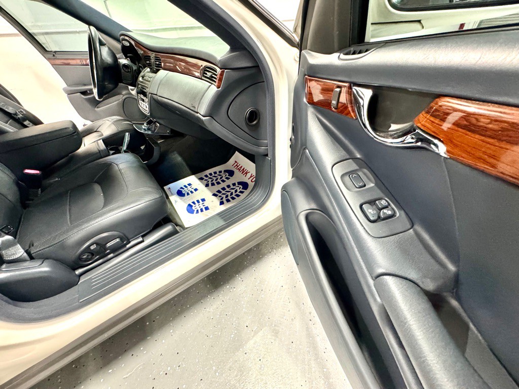 2004 Cadillac DeVille Image 21