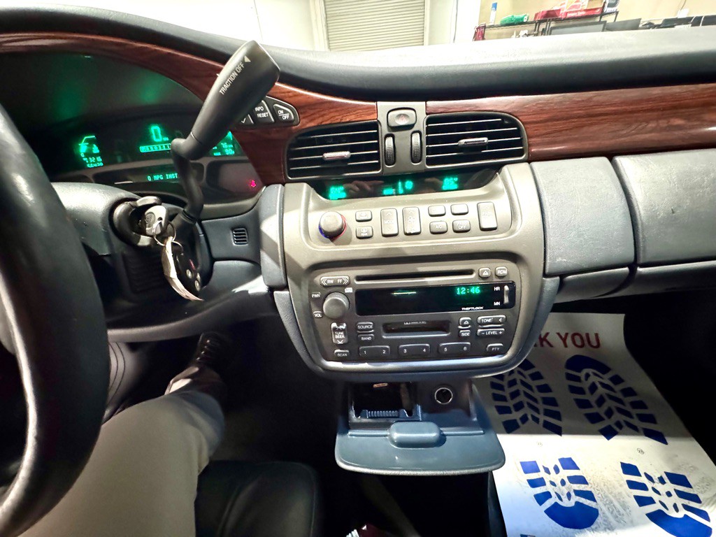 2004 Cadillac DeVille Image 28