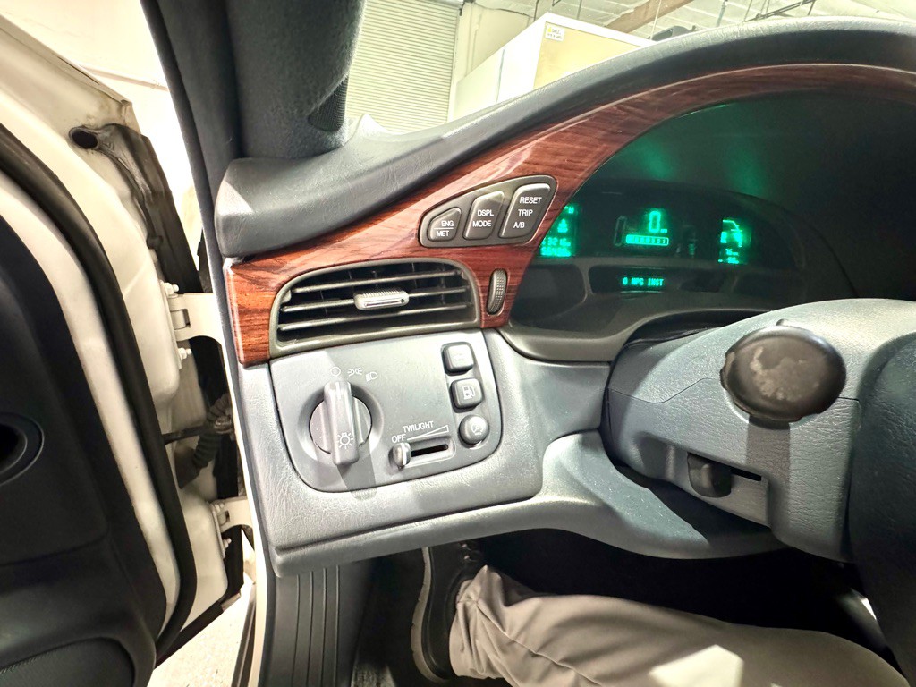 2004 Cadillac DeVille Image 30