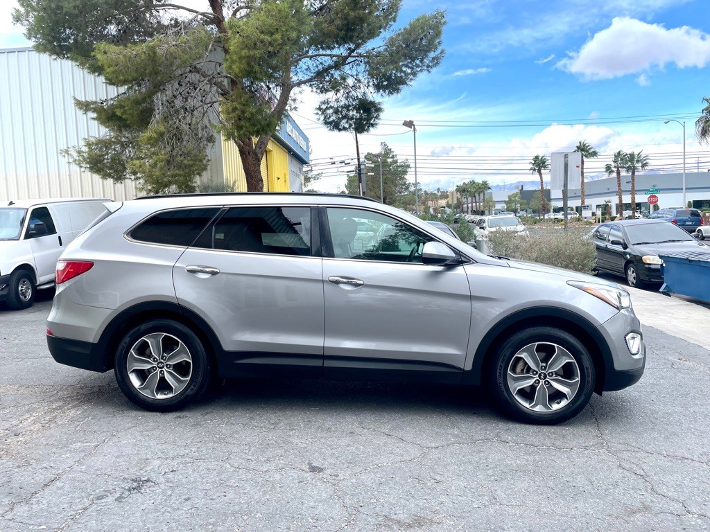 2016 Hyundai Santa Fe Image 2