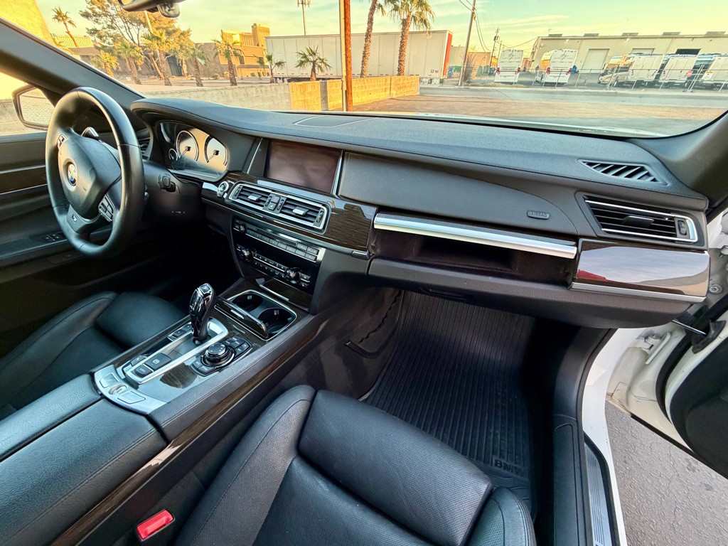 2013 BMW 7 Series Image 19