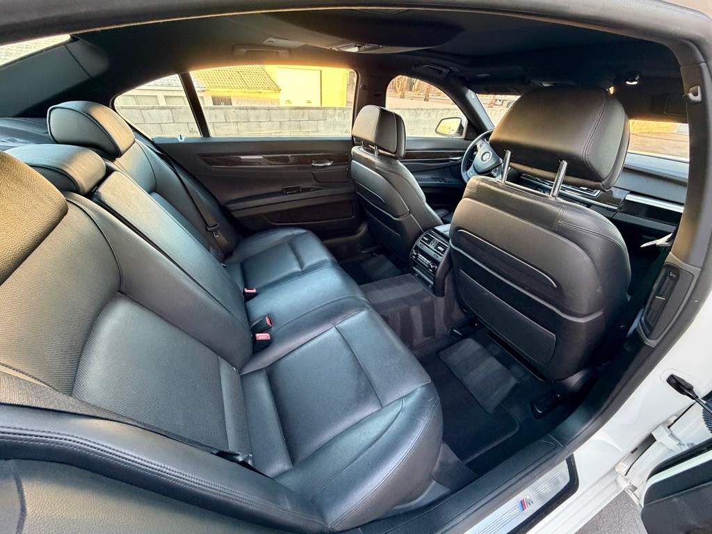 2013 BMW 7 Series Image 21