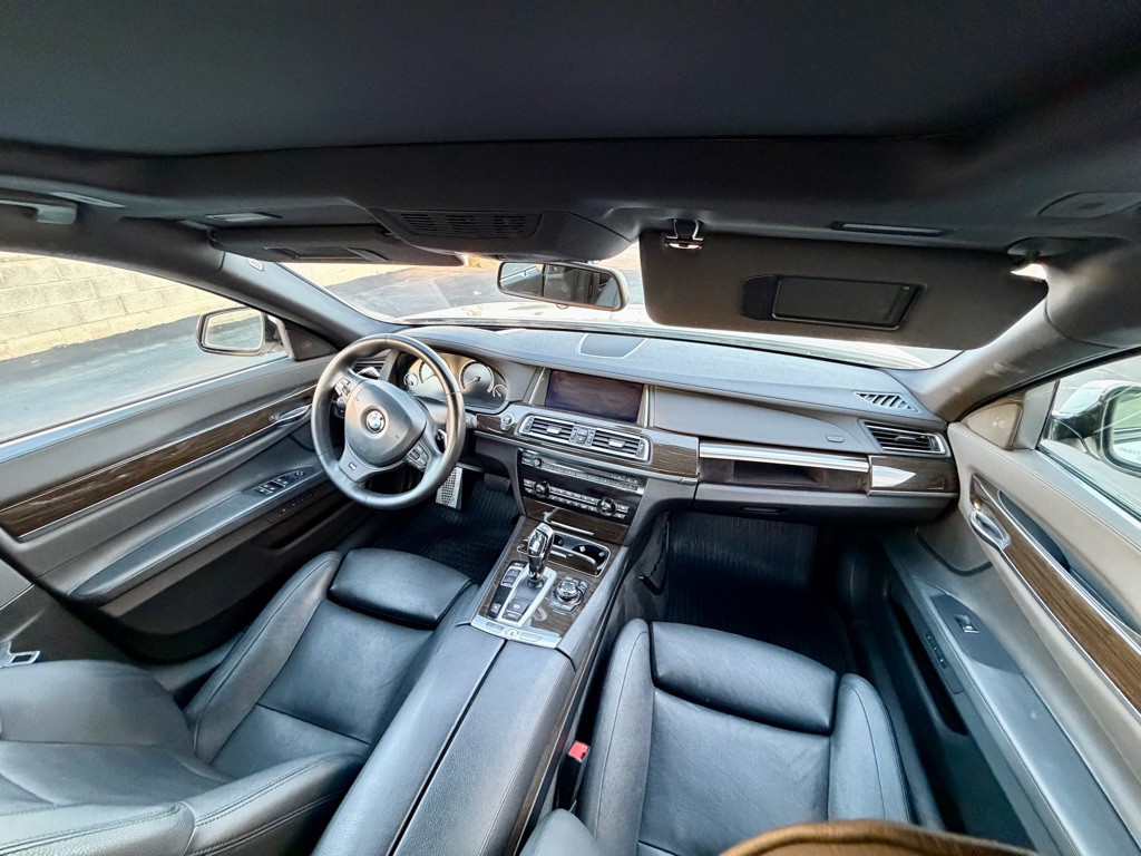 2013 BMW 7 Series Image 24