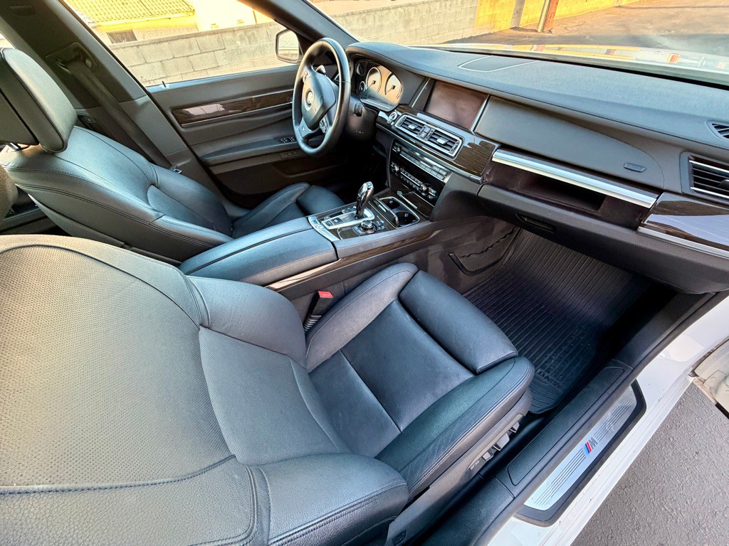 2013 BMW 7 Series Image 25