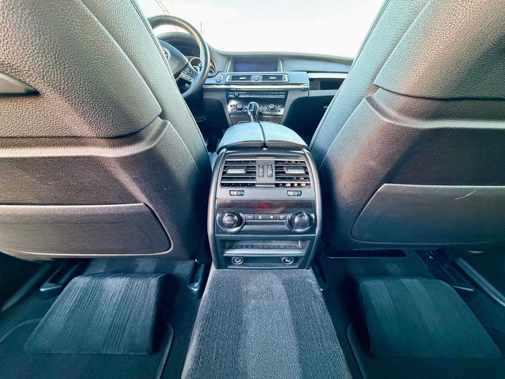 2013 BMW 7 Series Image 28