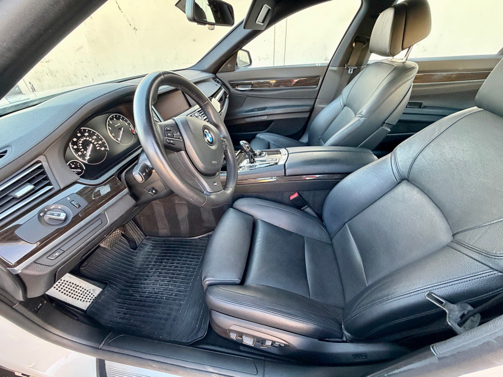 2013 BMW 7 Series Image 31