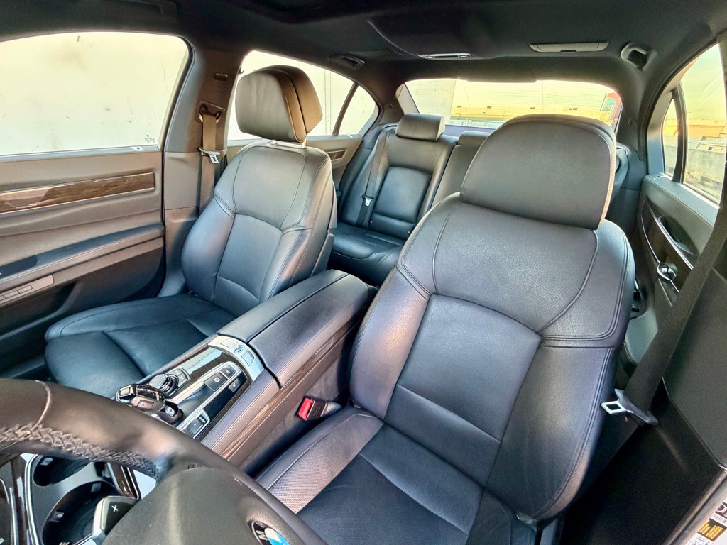 2013 BMW 7 Series Image 32