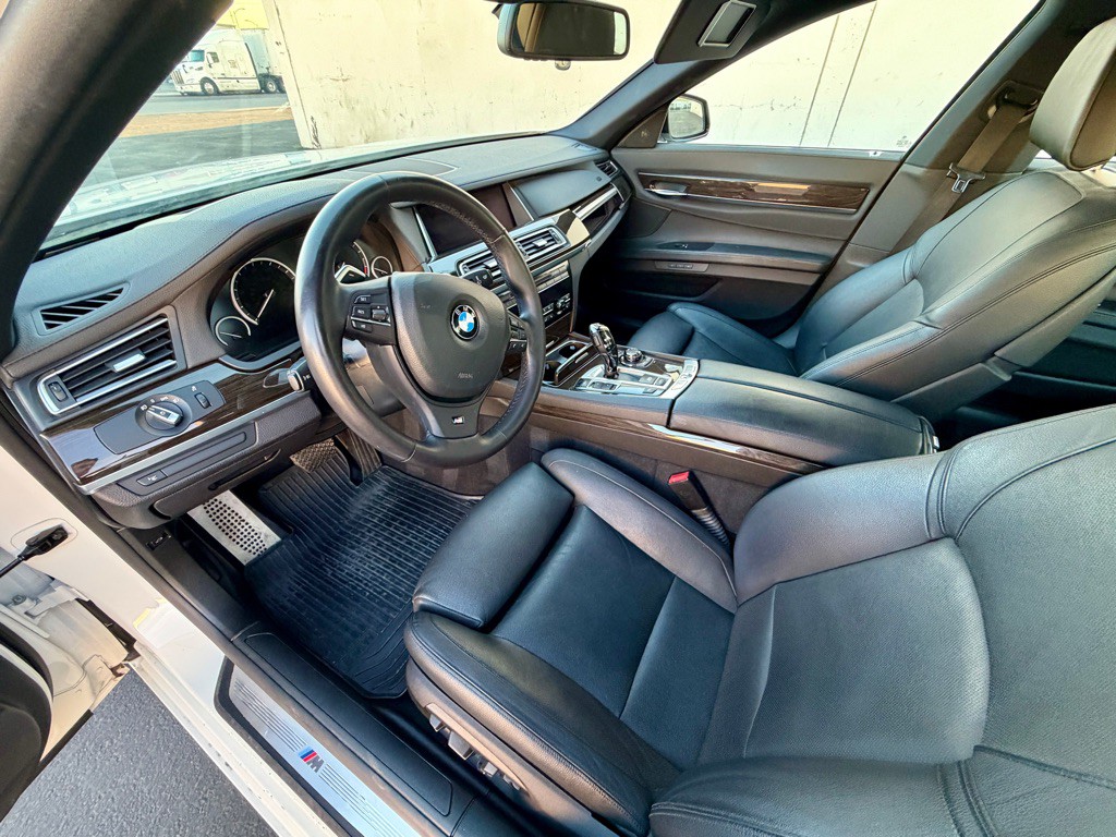2013 BMW 7 Series Image 33