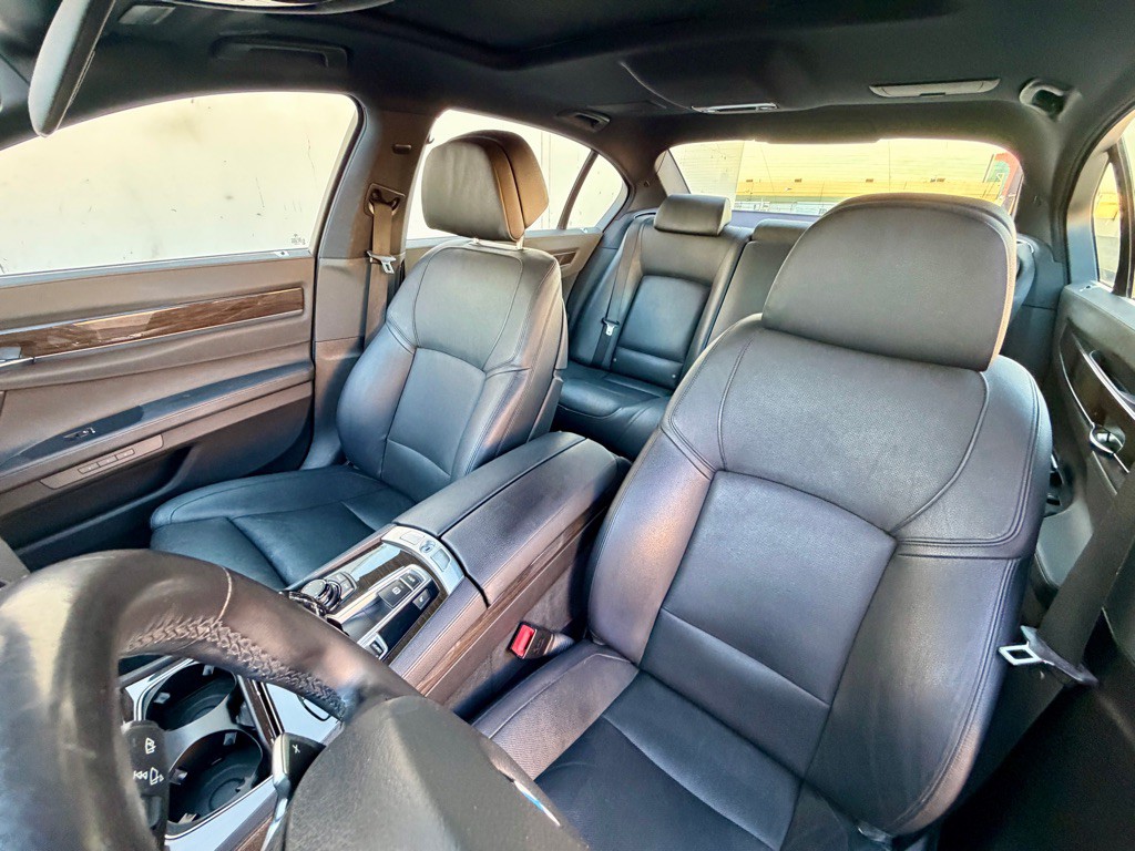 2013 BMW 7 Series Image 34