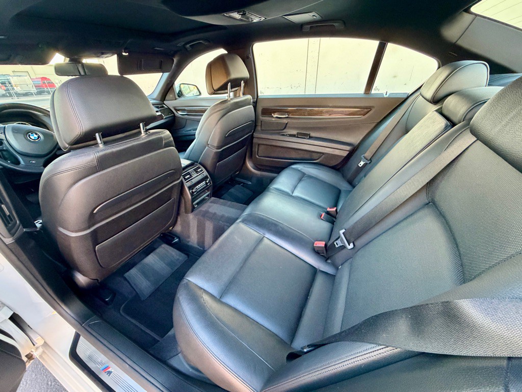 2013 BMW 7 Series Image 35
