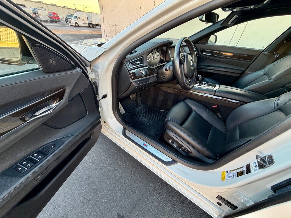 2013 BMW 7 Series Image 36