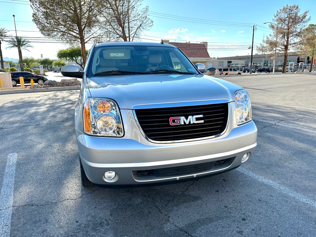 2010 GMC Yukon Image 2