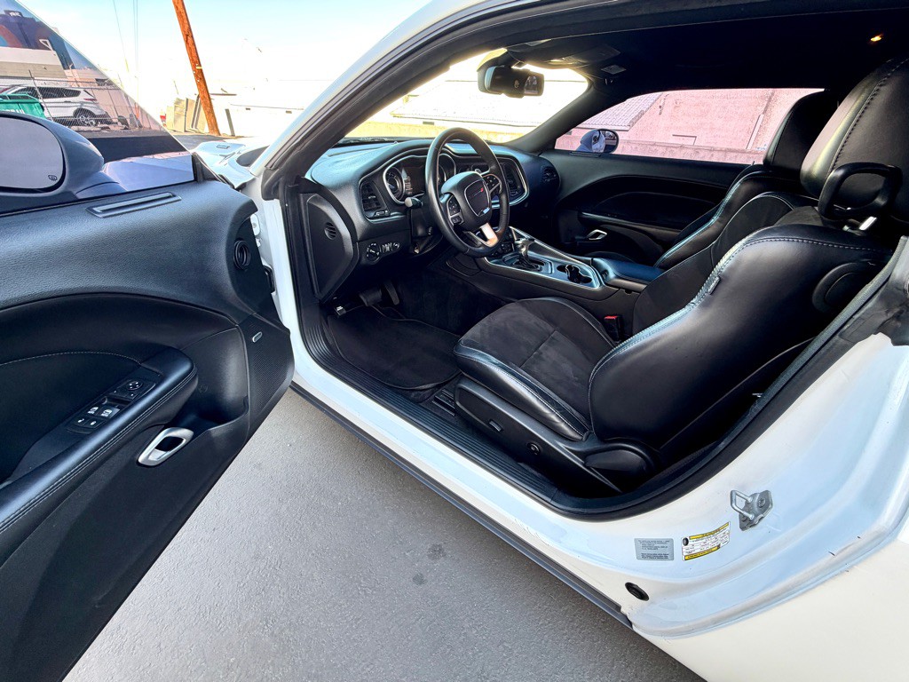 2015 Dodge Challenger Image 16