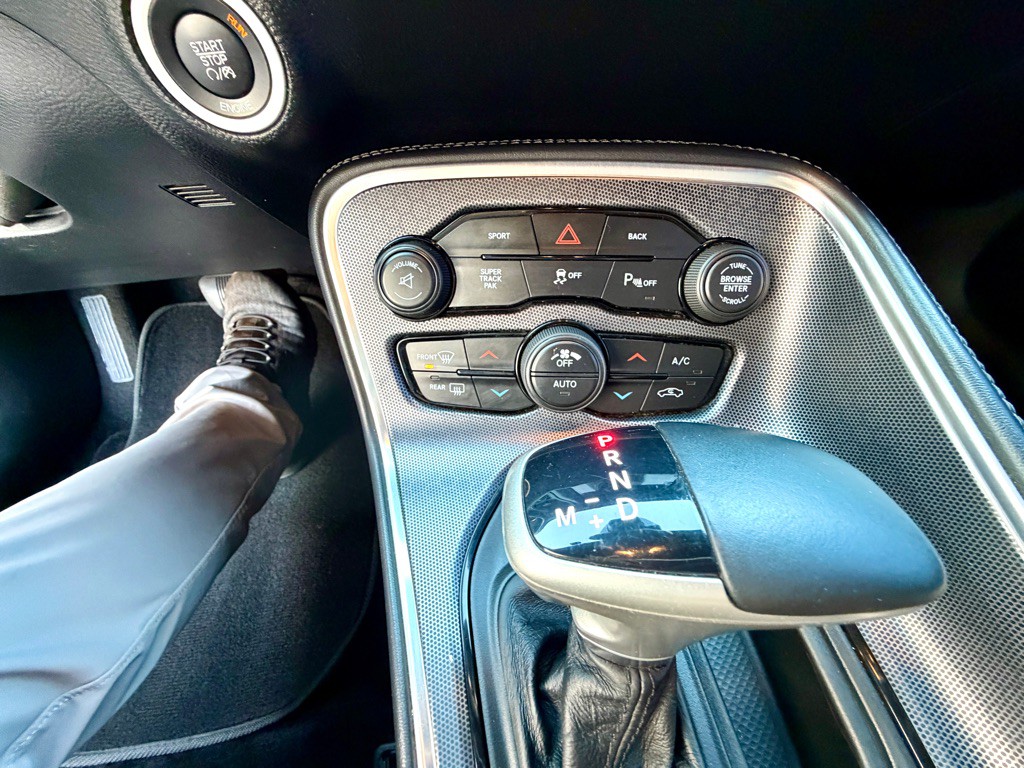 2015 Dodge Challenger Image 32