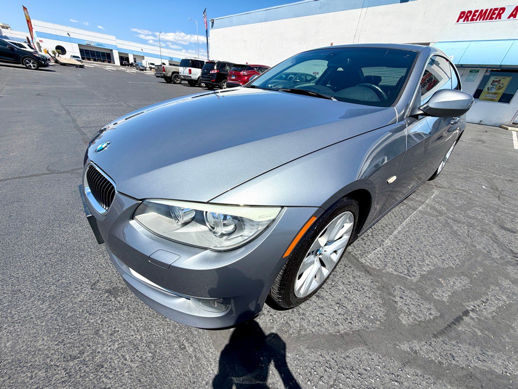 2011 BMW 3 Series Image 2