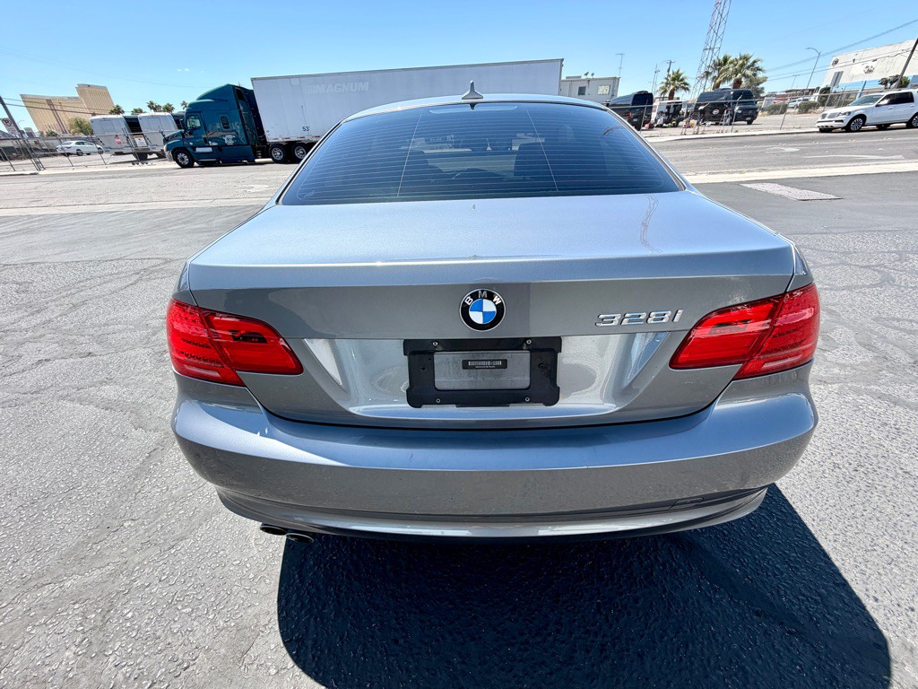 2011 BMW 3 Series Image 8