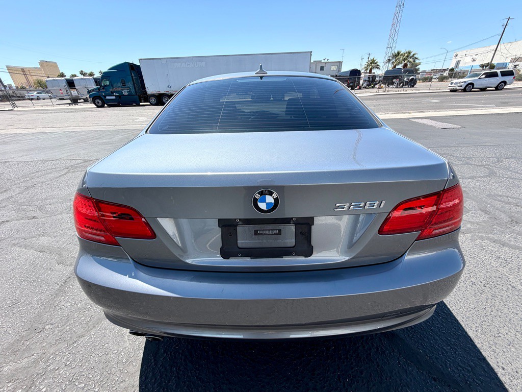 2011 BMW 3 Series Image 12