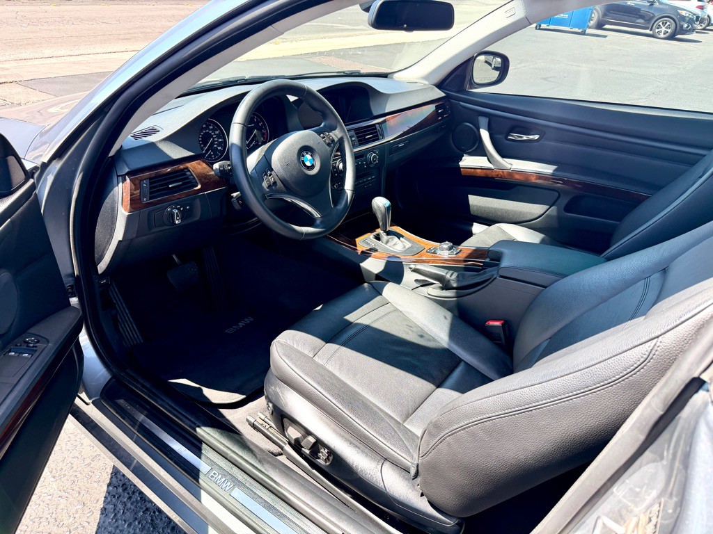 2011 BMW 3 Series Image 17