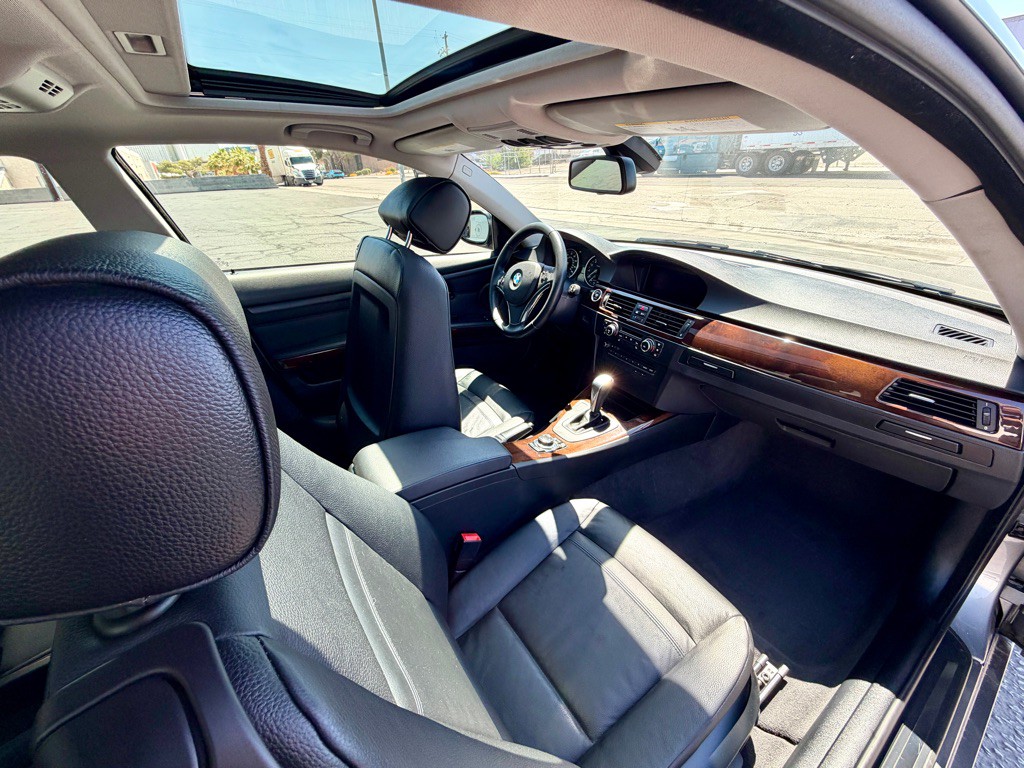 2011 BMW 3 Series Image 24